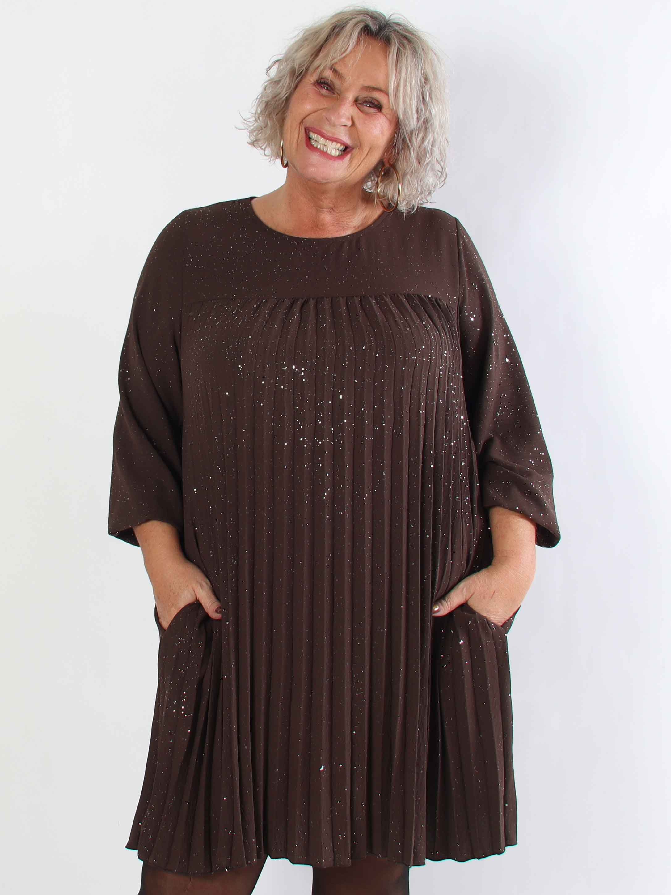 Nancy Glitter Short L/S - Plisseret plus size kjole med lommer og glimmer